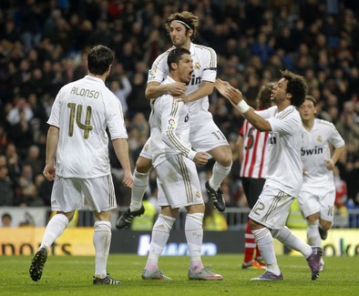 Cristiano Ronaldo celebra junto a sus compañeros uno de los tantos logrados la pasada jornada en el coliseo blanco ante el Athletic.