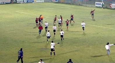 Momento de la polémica al finalizar el partido. La 8 de Ávila