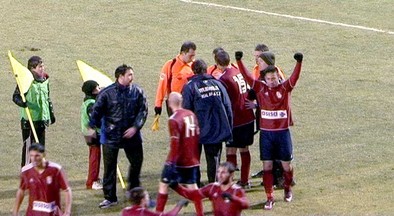 Momento de la polémica al finalizar el partido. La 8 de Ávila