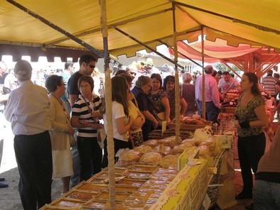 Muchos de los asistentes se animaron a comprar los productos típicos que ofrecían los expositores. Rubén Abad