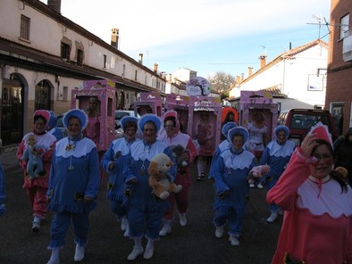 Un gran colorido inundó de alegría las calles de Velilla durante el desfile.  sandra macho