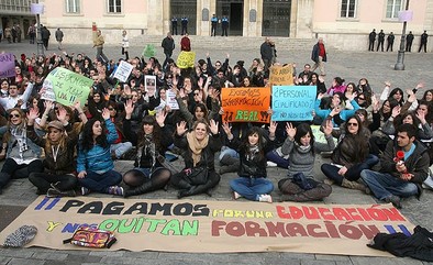  Sentada de estudiantes de la Escuela Universitaria de Educaci�n ayer en la Plaza Mayor.  �SCAR NAVARRO