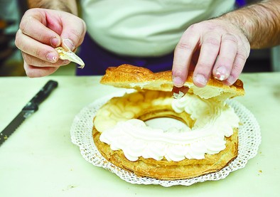 El báculo de San Lesmes es colocado estratégicamente en el roscón.