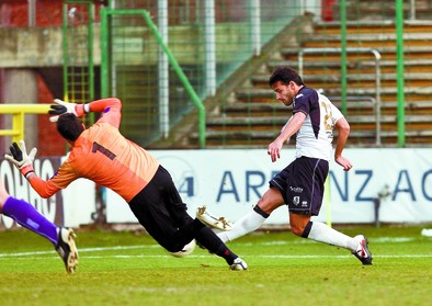 Arkaitz, en el momento de lograr el segundo gol del Burgos.