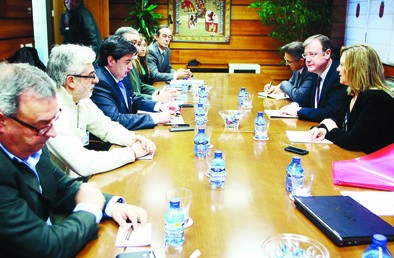 Los consejeros de Hacienda, Pilar del Olmo, y de Fomento y Medio Ambiente, Antonio Silván, se reúnen con representantes del sector del transporte.