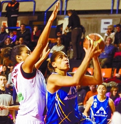 De Souza -19 puntos y 9 rebotes- intenta encestar ante la oposición de Ziomara -11 puntos y 8 rebotes-.