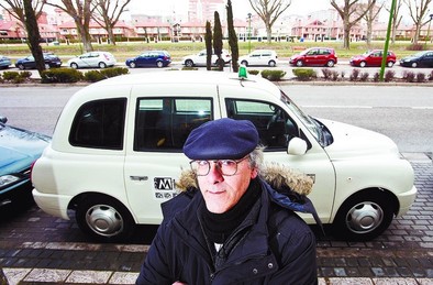 Fernando Martínez, taxista que ha adquirido un taxi modelo londinense DB/Miguel Ángel Valdivielso