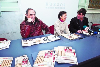 De i. a d., los libreros Luis Ceballos y Pilar Canales, con Fernando Gómez, concejal de Cultura. DB/Ángel Ayala