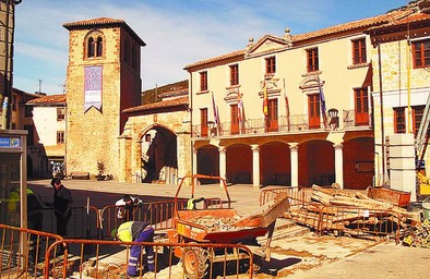 Operarios realizando rebajes en la Plaza del Ayuntamiento. M.J.F.