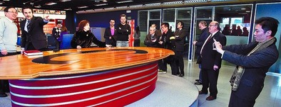 La delegación de empresarios chinos visitó las instalaciones del edificio Promecal, sede de Diario de Burgos y RTVCyL. DB/Ángel Ayala
