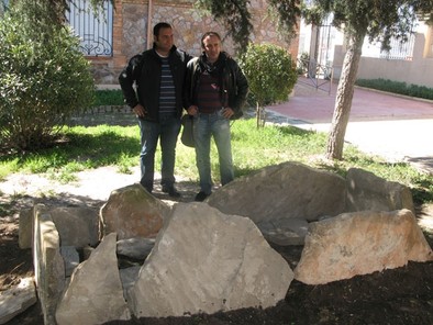 El edil Luis Miguel Ortiz (i) y el director del museo etnográfico de Puertollano, Raúl Mensalvas, posan tras la tumba visigoda del Campo de las Sepulturas. Diego Rodríguez