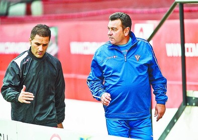 Raúl García y el entrenador, Carlos Pouso, hablan minutos antes de una sesión de entrenamiento. DB/Alberto Rodrigo