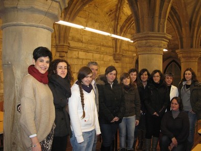 Representantes de la Asociación ‘Aguilar Te Envuelve’ con los estudiantes y sus profesores.  MARTA REDONDO