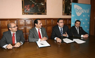  El alcalde de Palencia, Alfonso Polanco (2d), y el presidente de ‘Iberaval’, José Rolando Álvarez (2i), firman el convenio. Óscar Navarro