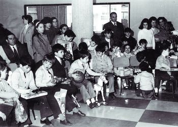 Los pequeños miran sus regalos en el primer día de Reyes que pasaron en la residencia de Fuentes Blancas, hace ahora 40 años.  diariodeburgos.es