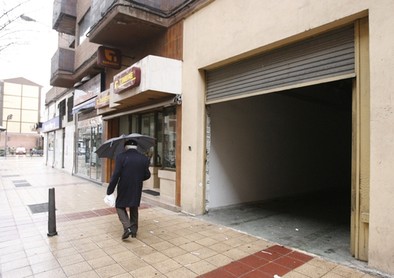 Garaje en el que hicieron el butrón para acceder a la tienda de informática, ubicada junto al estanco. J. Tajes