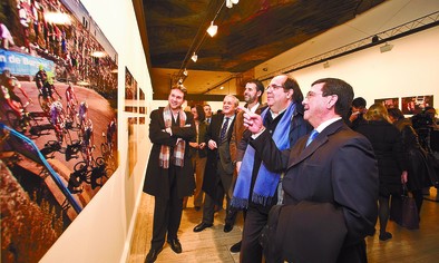 El alcalde de Burgos, el editor de DB, el director del periódico, el presidente de la Junta y el de la Diputación observan atentos y divertidos la foto de la Vuelta a Burgos. DB/Jesús J. Matías
