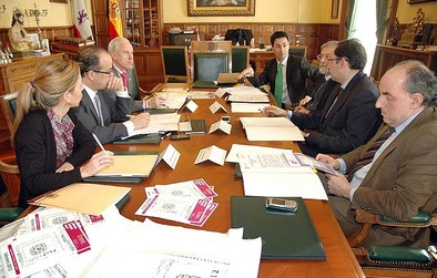   Reunión celebrada ayer en el Ayuntamiento en torno al VIII Centenario del ‘Studium Generale’ Sara Moniosguren