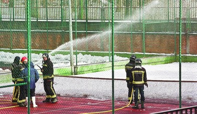 Al no poder entrar una máquina para limpiar, se optó por echar agua, pero tampoco se resolvió el ‘problema’. DB/Jesús J. Matías