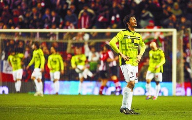 Lambarri, autor del gol en el encuentro de ida en Anduva, muestra su decepción en San Mamés. Miguel Ángel Valdivielso