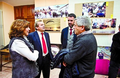 Marta Arroyo, alcaldesa de Salas, conversa con los representantes de DB.   DB/Jesús J. Matías