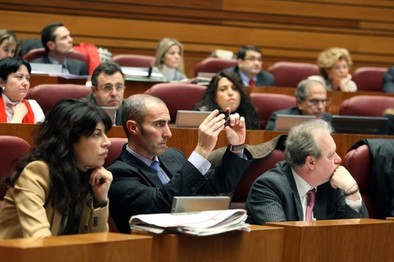 El procurador socialista Julio López, hace fotografías durante el Pleno de las Cortes regionales 