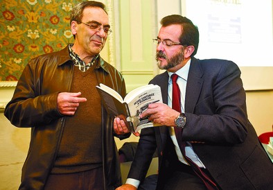 Jesús Laínz (derecha), ayer en la Sala Polisón, donde ofreció una charla-debate. DB/Jesús J. Matías