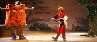  El Teatro Ortega acogió ayer la representación de la obra 'El libro de los Cuentos,' para toda la familia. Óscar Navarro