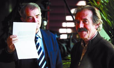 Roberto Alonso (i.) junto al fundador de Mayo Rey, Emilio Sastre, muestra el papel con la cuantía concreta.