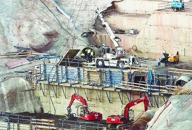 El accidente se produjo al fallar un cable de la estructura que transportaba la tolva con 20 toneladas de hormigón. Jesús Javier Matías