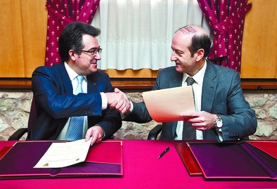 El rector de la UBU (i) sella su acuerdo con el alcalde de Briviesca. DB/Luis López Araico