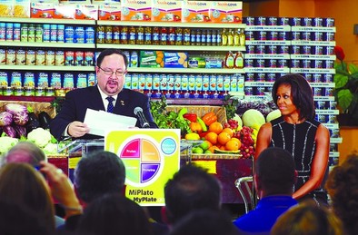 La Primera Dama de Estados Unidos, Michelle Obama, escucha el discurso de Roberto Unanue, presidente de Goya Foods y nieto de burgalés. DB