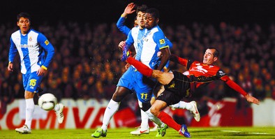 Alain, que como todo el equipo hizo un trabajo fantástico en ataque y en defensa, pelea un balón ante Romaric.