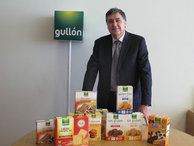 Juan Miguel Martínez Gabaldón muestra algunos de los productos que elabora 'Gullón'. Marta Redondo Moreno