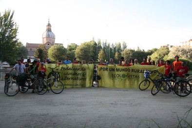 Los participantes en la marcha ciclista ‘Pedaleando por caminos alternativos’, ayer en Talavera. Peña