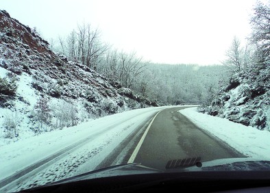 La nieve cayó en Pradoluengo el pasado sábado. Juan José Martín