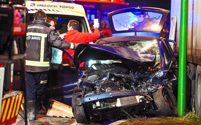 Los servicios de Sacyl evacuaron J.B.P., herido grave, a una UVI móvil para trasladarlo al Hospital General Yagüe. DB/Ángel Ayala