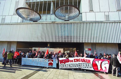 Concentración de una parte de los casi 500 trabajadores del Grupo Interbon en la entrada de los juzgados de Burgos. DB/Luis López Araico