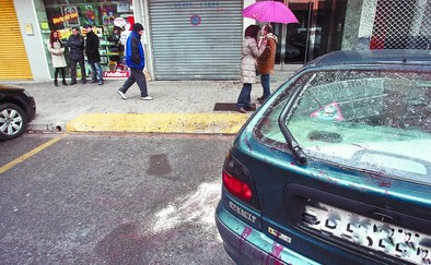 Las huellas de la agresión. Durante toda la mañana de ayer los vecinos comentaron lo sucedido y la violencia del episodio, de la que da fe el rastro de sangre que dejó la víctima. DB/Ángel Ayala
