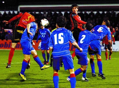 Ander Lambarri pelea un balón aéreo entre la poblada defensa del Amorebieta. Truchuelo
