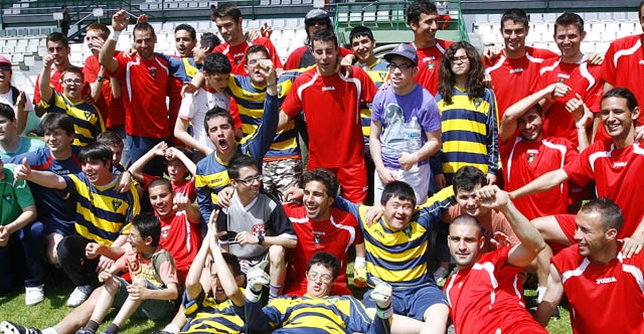 Visita sorpresa para animar al CD Toledo