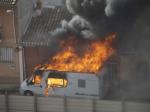 A las 19:50 horas, aproximadamente, el incendio de una autocaravana, precedido de una fuerte explosión, ha causado el estupor de los vecinos ventabañenses que veían cómo el vehículo se iba calcinando provocando un fuerte humo gris fácilmente observable desde todos los puntos del pueblo.
El suceso ha tenido lugar en la calle Lope de Vega del municipio cerrateño. La causa de la explosión se desconoce; quizá, ha sido producto de algún cortacircuito producido en la propia autocaravana o tal vez en la casa frente a la que aquélla estaba aparcada. Las explosiones se han sucedido a lo largo de todo el tiempo que la caravana ha estado ardiendo, haciendo que ésta se fuera consumiendo poco a poco. También la casa ha sufrido daños visibles en su fachada y en el interior. 
Afortunadamente, el viento predominante, bastante intenso por cierto, llevaba las llamas en dirección contraria a la casa. La actuación de los bomberos ha impedido que el fuego arrasara también una finca colindante anexa a otras viviendas.
Al parecer, no se han producido daños personales. 