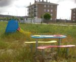 Parque público y zona infantil en la calle Enrique Granados. Como nos sentamos en el banco? Donde juegan los niños? No pagamos los mismos impuestos que en zonas céntricas??. Y luego nos denuncian por entrar con perros, aun yendo sujetos y portando bolsitas para recoger sus excrementos... Vergonzoso!!