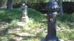 Así de tranquilas y silenciosas lucen nuestras fuentes en el Parque del Soto.
El año pasado debido a la sequía (según nos dijeron) cortaron dichas fuentes privándonos de un servicio tan básico como es el agua en una de las zonas de mas esparcimiento de la ciudad.
La sequía acabó o eso parece al ver nuestros ríos y pantanos lucir llenos de agua. Las reservas de agua vuelven a estar llenas, pero nuestras fuentes siguen apagadas.
Llega el buen tiempo y cada vez son más las familias que disfrutan de este bonito parque natural nuestro. Gente que va a hacer deporte, a relajarse a disfrutar con los niños…etc y que no pueden ni lavarse las manos.
¿Porqué no están las fuentes en uso?, es un problema de sequía, de crisis o simplemente de desidia……….

