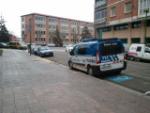 Esta patrulla de Policía no solo aparca invadiendo la plaza para minusválidos, sino que también ocupa parte de la salida del garaje. Lo peor de todo es que no es la primera vez, se ha convertido en una práctica habitual.
Me pregunto cuanto tiempo tardarán en llevarse nuestro coche si hacemos lo mismo!