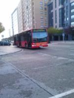 Imagen que se ve todos los días en la misma esquina entre las 7 y 8 de la mañana, autobús parado y su conductor tomando el café en el bar que hay en el cruce de Marqués de Berlanga y Victoria Balfé. Para poder ver si vienen coches ya estás en la mitad del cruce. 
Ni que decir tiene que en otras ocasiones también hay coches de policía, mandaré también fotos.