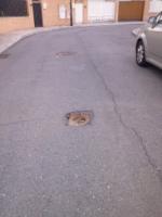 Urbanización el Pinar(Ávila) ,en la calle del romero 2.
Como se puede observar esta localizado en mitad de la calle con una chapa oxidada y dos piedras(es mas fácil echar un poco de cemento).
Hay que esquivarla pero lógicamente la calle también es de estacionamiento con lo cual el espacio es mas reducido.