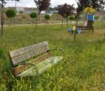Parque público y zona infantil en la calle Enrique Granados. Como nos sentamos en el banco? Donde juegan los niños? No pagamos los mismos impuestos que en zonas céntricas??. Y luego nos denuncian por entrar con perros, aun yendo sujetos y portando bolsitas para recoger sus excrementos... Vergonzoso!!