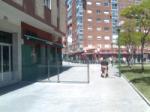 Esto no puede considerarse normal. Un ejemplo de como un establecimiento ha invadido la calle dejando un paso muy pequeño (y mas pequeño cuando estan colocadas las mesas y sillas) O se pone limite o esto va a acabar mal.