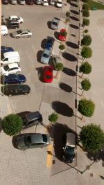 Como cada día a la hora de comer, cenar y durante la noche se utiliza la acera para aparcar de cualquiera manera en la calle Jaén. Lo peor es que esta gente no hace ni el intento de buscar aparcamiento correcto, aparca directamente en la acera enfrente del portal. A ver si la próxima visita de la policía es en estas horas y espabilamos.